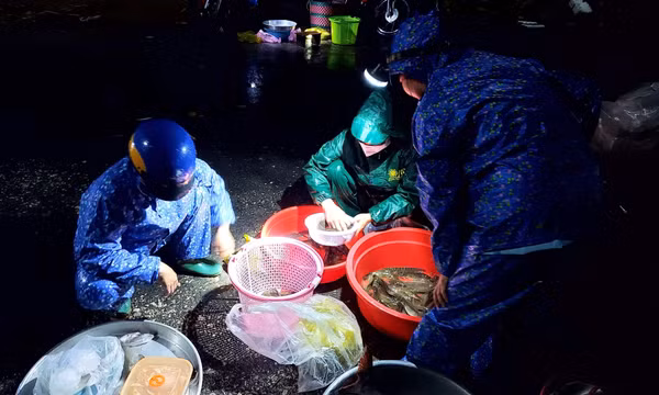 Khám phá 'chợ ma' Tha La