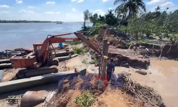 Khắc phục kịp thời sạt lở cồn Thanh Long