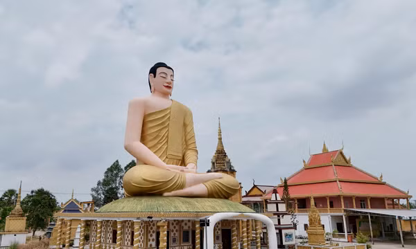 Chiêm ngưỡng quần thể tượng Phật quy mô lớn ở ngôi chùa Khmer An Giang