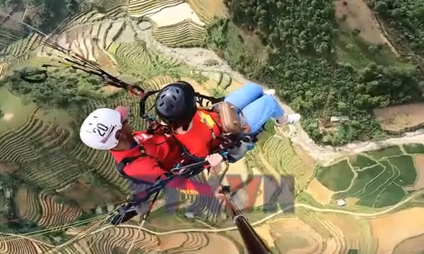 Bay trên mùa nước đổ Tú Lệ