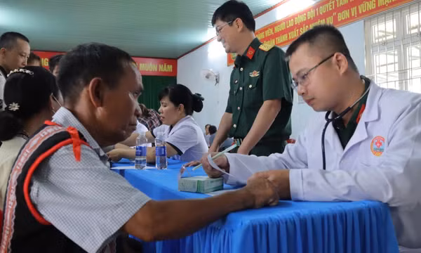 Binh đoàn 15 khám bệnh, cấp thuốc miễn phí cho người dân vùng biên