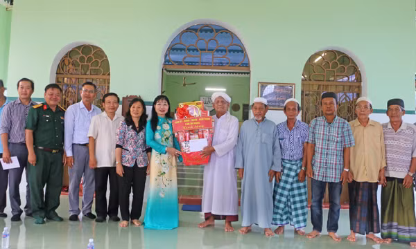 Ấm tình đoàn kết trong dịp Tết Roya Haji của đồng bào Chăm An Giang​