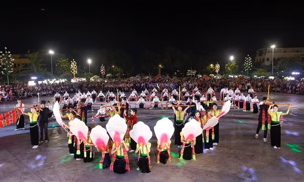 Ấn tượng hội thi 'Lung linh vòng Xòe' năm 2026 tại Lào Cai
