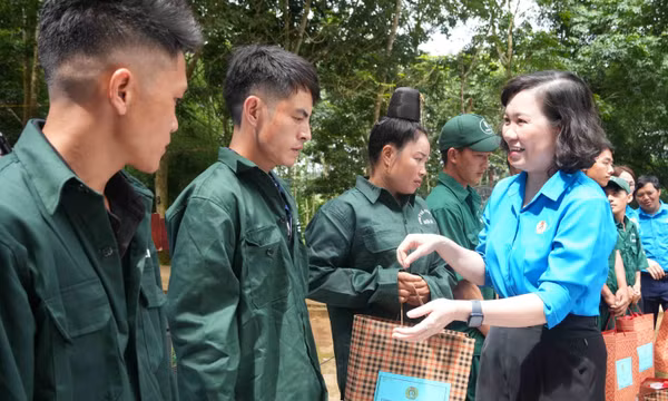 Trao quà, động viên công nhân khó khăn ở khu vực miền núi phía Bắc