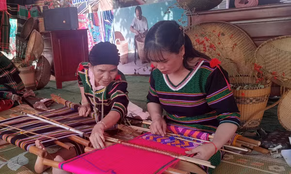 Người “giữ lửa” nghề dệt thổ cẩm của đồng bào M’nông