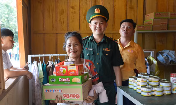 Gian hàng không đồng - Ấm tình quân dân nơi biên giới