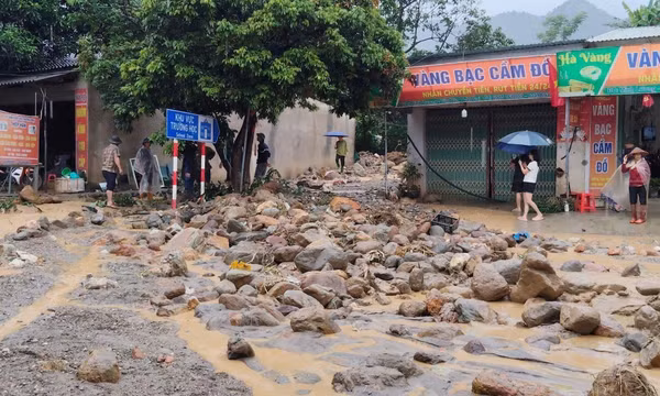Lũ cuốn hàng trăm tấn đất đá tràn vào khu dân cư ở Lào Cai