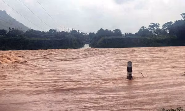 Học sinh vùng trũng, miền núi Quảng Trị nghỉ học vì mưa lớn gây ngập lụt