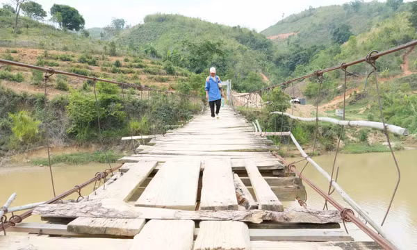 'Chênh vênh' trên cầu treo xuống cấp