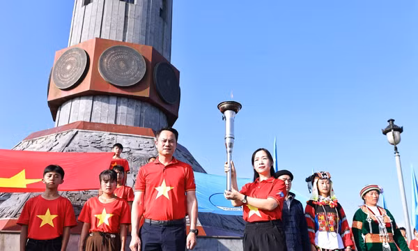 Tuổi trẻ tiếp nối ngọn lửa Hành trình 'Tôi yêu Tổ quốc tôi' tại Lũng Cú