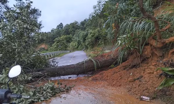 Mưa lớn gây sạt lở, ách tắc nhiều tuyến quốc lộ tại Điện Biên