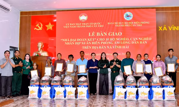 Bàn giao 30 nhà Đại đoàn kết cho người nghèo khu vực biên giới biển