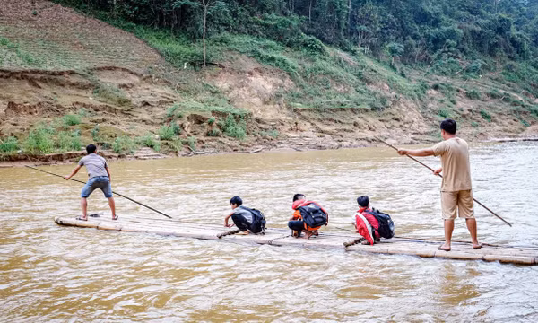 Lạng Sơn: Người dân đối mặt với hiểm nguy khi vượt qua sông Bắc Giang bằng bè mảng