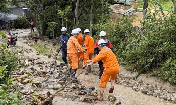 Cấp điện trở lại cho hầu hết khách hàng ở vùng lũ Mường Than
