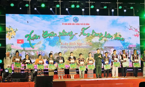 Mang Tết đến bà con vùng biên giới