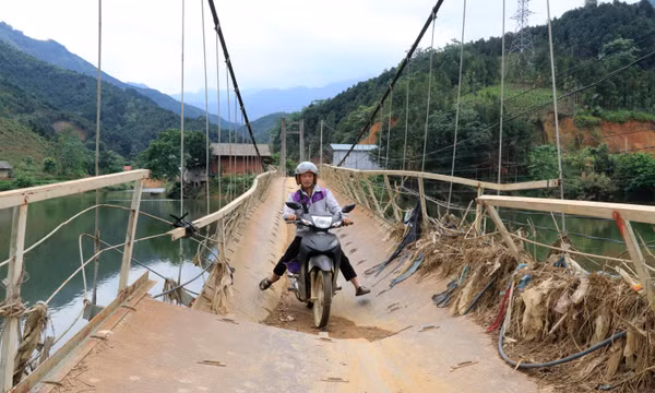 Sớm xây dựng cầu mới thay thế cầu treo Khe Hóp đã hư hỏng nặng