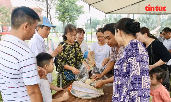 Du khách cùng nhau thưởng thức món ăn cốm dẹp.