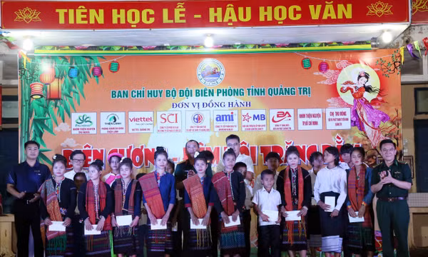 Ấm áp chương trình 'Biên cương - Đêm hội trăng rằm' Việt Nam - Lào