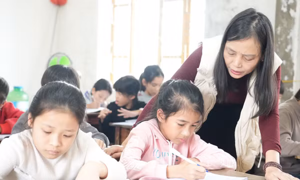 Lớp học tình thương nơi rốn lũ