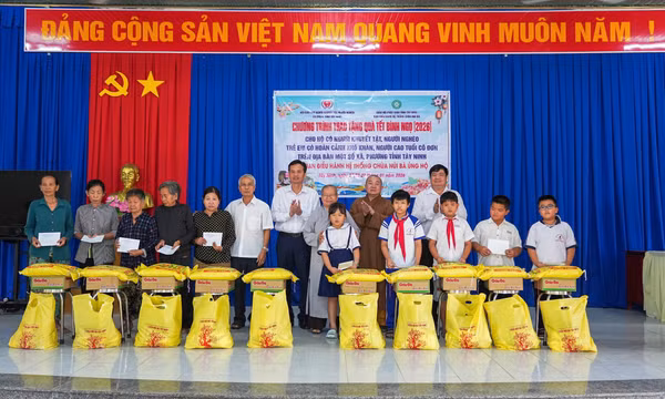 Mang yêu thương, trao quà Tết tặng đồng bào vùng biên giới Tây Nam