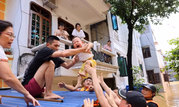 Tình người và sự sẻ chia trong 'biển nước' Thái Nguyên