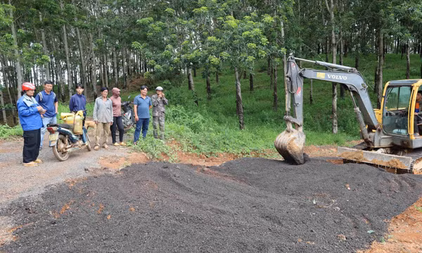 Người dân Sơn Phú chung tay vá đường huyết mạch