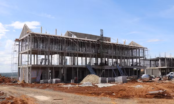 Tranh thủ từng giờ đẩy nhanh tiến độ, sớm hoàn thành trường học ở xã biên giới