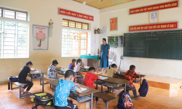 Chuyện về những giáo viên xung phong 'cắm bản' tại điểm trường giữa đại ngàn