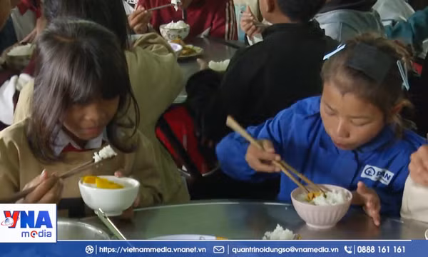 Nỗ lực duy trì bữa ăn bán trú cho học sinh vùng khó Quảng Ngãi