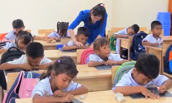 Cô giáo trẻ người Khmer hết lòng với học trò vùng đặc biệt khó khăn