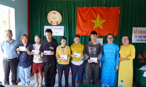 Lễ khai giảng đặc biệt ở lớp học tình thương