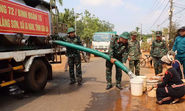 Bộ đội giúp người dân biên giới 'giải hạn'