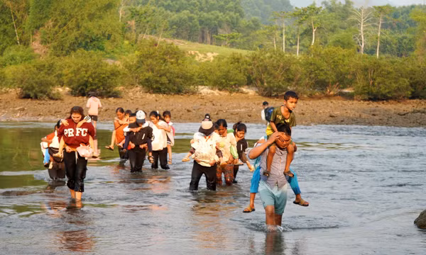 Người dân miền núi Sơn Thủy mong mỏi sớm có cây cầu để học sinh đến trường an toàn