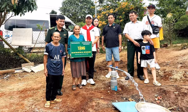 Bàn giao 5 công trình dân sinh, sẻ chia khó khăn với người dân biên giới
