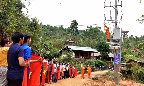 Thắp ánh sáng mở cửa tương lai cho bản nghèo Tia Ma Mủ