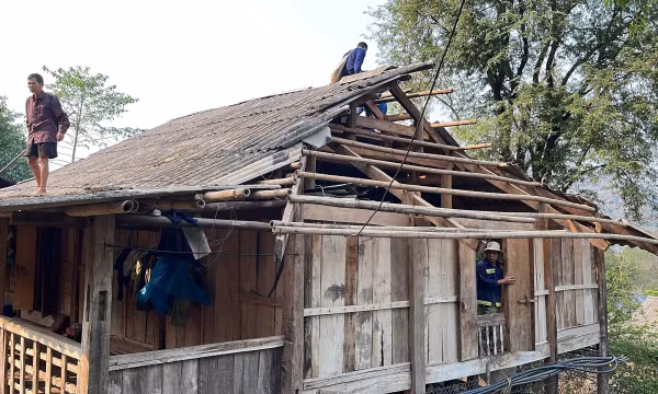 Dông lốc kèm mưa đá, sét khiến một người tử vong và nhiều nhà dân bị tốc mái tại Sơn La