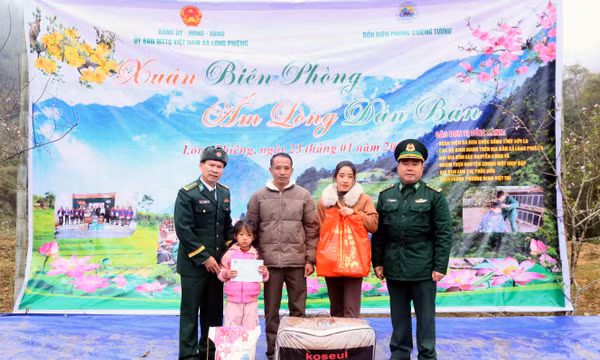 'Xuân Biên phòng, ấm lòng dân bản': Thắt chặt tình quân - dân