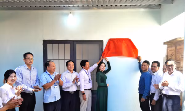Người dân khó khăn ở biên giới Bù Gia Mập phấn khởi nhận căn nhà hữu nghị