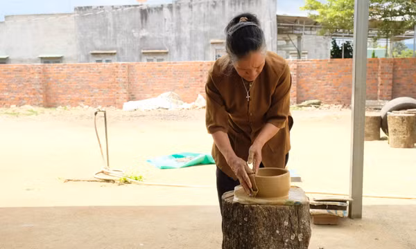 Miệt mài bảo tồn nghề gốm Churu