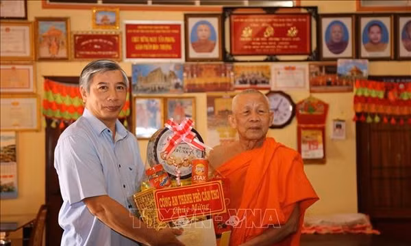 Công an thành phố Cần Thơ thăm, chúc mừng Lễ Sene Dolta năm 2025