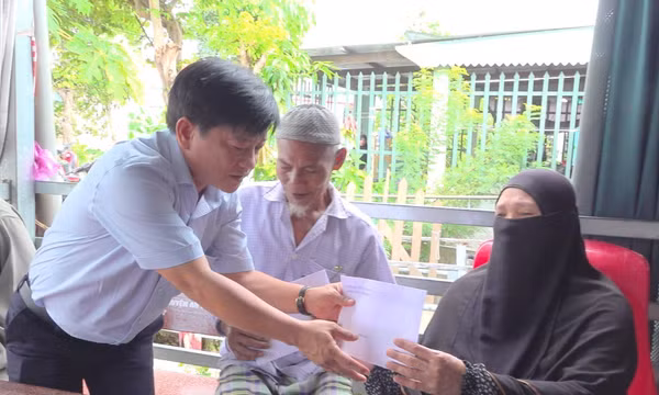 Kịp thời hỗ trợ các hộ dân bị cháy nhà tại xóm Chăm