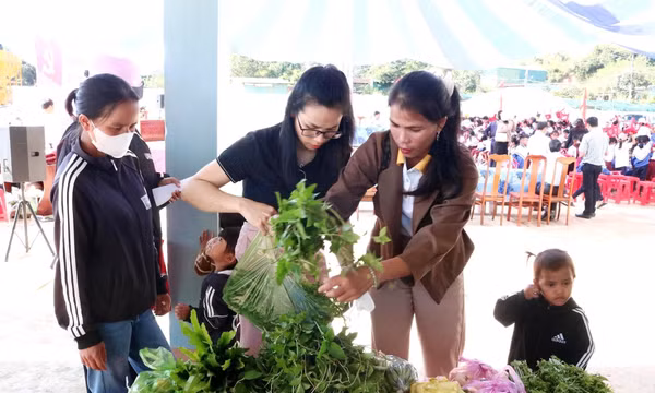 Hỗ trợ đồng bào dân tộc Xơ Đăng qua phiên chợ '0 đồng và có đồng'
