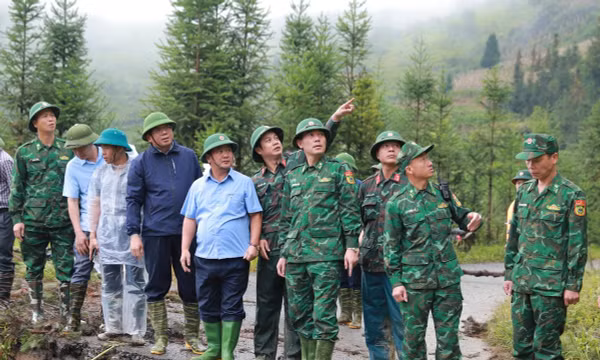 Sát cánh cùng nhân dân khắc phục hậu quả lũ dữ