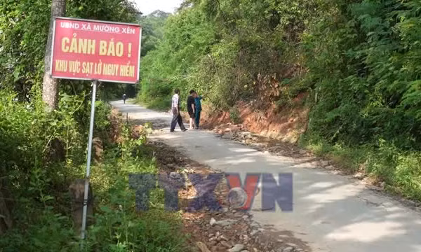 Người dân biên giới Nghệ An khốn khổ vì đường xuống cấp