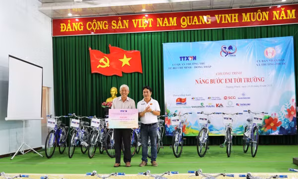 Tiếp sức trẻ em nghèo vùng biên giới đến trường