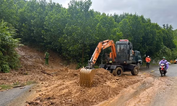 Bão số 10: Đà Nẵng tìm cách liên lạc với hàng trăm người dân trong rừng