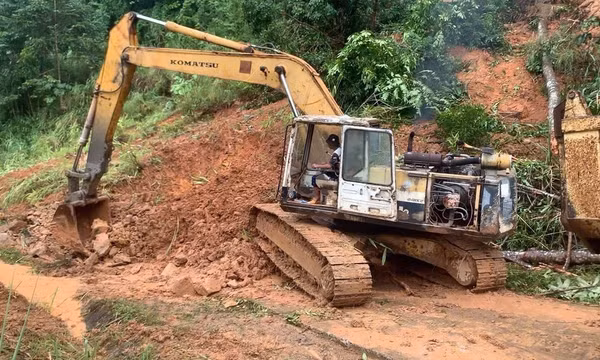 Quảng Ngãi: Huy động nhân lực khắc phục sạt lở trên tỉnh lộ 674