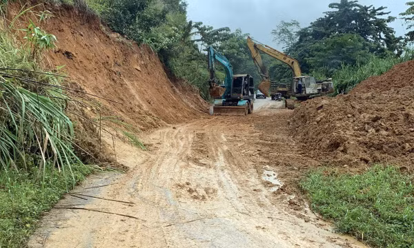 Quảng Ngãi: Khắc phục xong sạt lở, Tỉnh lộ 674 thông tuyến