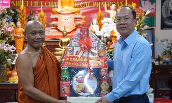 Thăm hỏi, chăm lo cho đồng bào Khmer nhân dịp lễ Sene Dolta