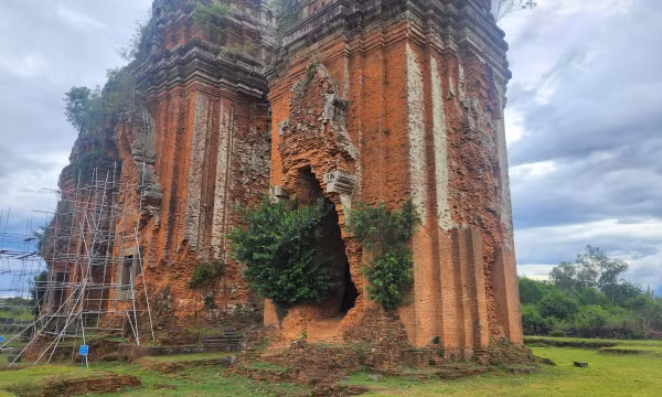 Cần sớm trùng tu, tôn tạo tháp Chăm cổ ở Gia Lai